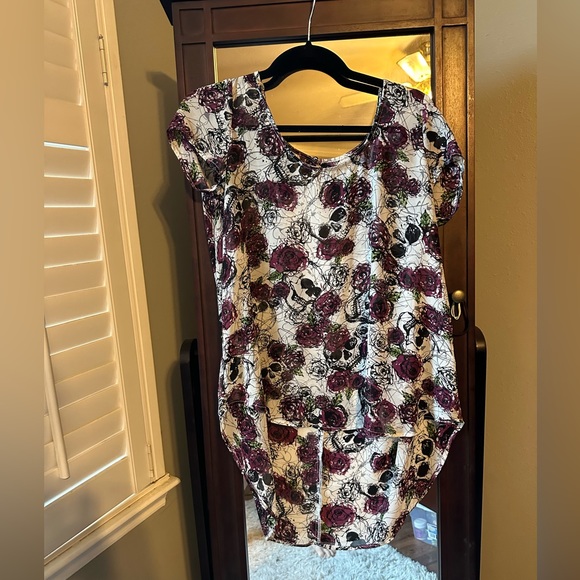 Hot Topic Skull and Roses HiLow Open Back Top - Picture 6 of 8